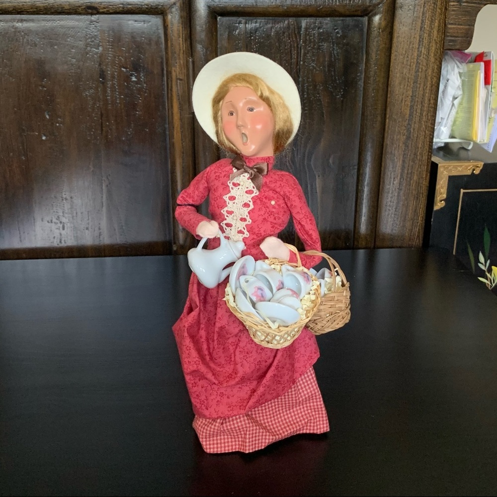 Byers Choice The Cries of London - 2000 China Vendor Victorian Woman Caroler